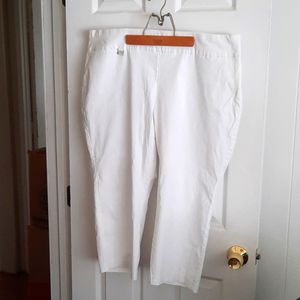 Alfani Woman size 20 Tummy-Control Capri Pants in White